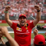 Fan Ferrari portant un t-shirt Charles Leclerc F1 dans les tribunes